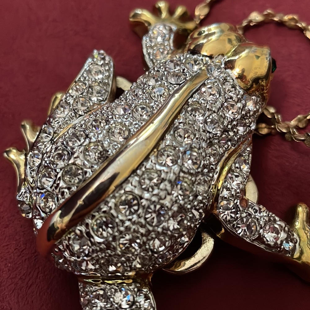 Gold tone Crystal Frog pendant - Picture 8 of 9